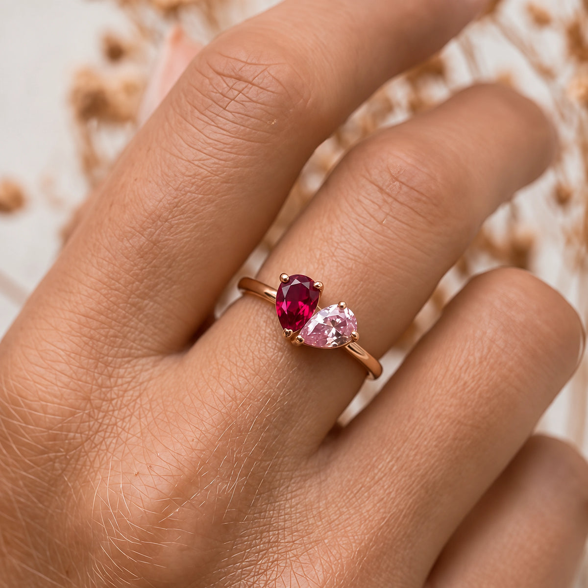 Bague Veria portée, détail des deux pierres