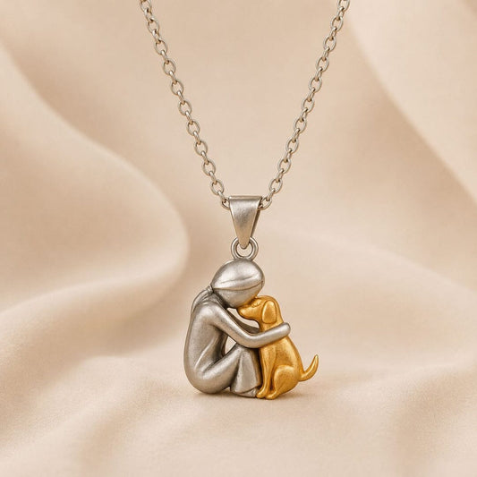Collier Câlin Éternel — Femme et chien, doré